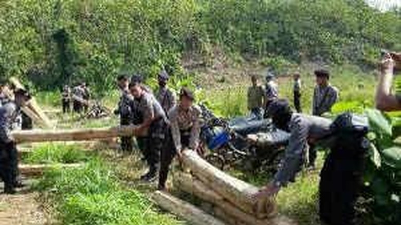 Ratusan Kayu Jati Ditinggalkan Pelaku Ilegal Logging Ratusan Kayu Jati Ditinggalkan Pelaku Ilegal Logging
