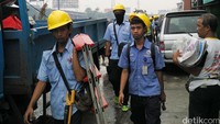 Mereka melakukan penertiban alat ukur dan pembatas (APP) serta pencabutan Konstruksi Watt Jam (KWH) meter. Aditya Fajar Indrawan/detikcom.
