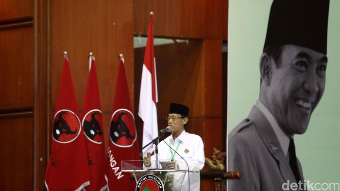 Mukernas Bamusi

(Kiri ke kanan) Wakil Gubernur DKI Jakarta Djarot Saifullah mendampingi Ketua Baitul Muslimin Indonesia Prof Hamka Haq, Ketua PBNU Marsudi Suhud, Ketua PP Muhammadiyah Hajriyanto Y Tohari, Sekjen PDIP Hasto Kristianto berjalan memasuki ruang acara Musyawarah Kerja Nasional Baitul Muslimin Indonesia di Jakarta, Sabtu (27/02/2016) malam. Mukernas yang dilaksanakan selama 2 hari ini juga akan membahas persoalan kekerasan dan pemaksaan atas nama agama. Grandyos Zafna/detikcom