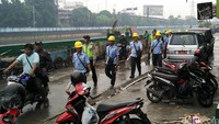 Pantauan detikcom, Minggu (28/2/2016), puluhan petugas PLN wilayah Bandengan datang ke kawasan Kalijodo. Aditya Fajar Indrawan/detikcom.