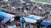 Para pencari nyale juga datang dari kalangan muda mudi. Mereka ada yang hadir bersama pasangan. Ada yang meyakini, nyale bisa membuat pasangan kita bertekuk lutut.