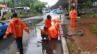 Minggu, 28 Februari 2016 pagi ini misalnya terlihat 20 pasukan oranye di kawasan Kalibata, Jakarta Selatan. Mereka terlihat mondar-mandir di sekitar stasiun Kalibata hingga jembatan di Kampung Kalibata yang di bawahnya mengalir aliran sungai Ciliwung.