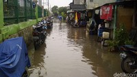 Ketinggian air yang menggenangi permukiman warga bervariasi. Genangan air paling tinggi terjadi di RT 15 RW 02 Kelurahan Kedoya Utara yakni mencapai sepinggang orang dewasa. Ahmad Masaul Khoiri/detikcom.