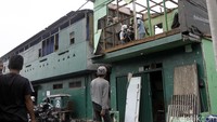 Mereka mengambil barang dan besi-besi yang bisa dijual.