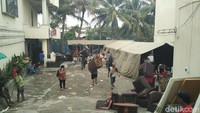 Kalijodo diratakan, termasuk kafe punya Daeng Aziz. Satpol PP menemukan ratusan kondom dan juga VCD porno di kafe Daeng Aziz.