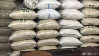 Sebelumnya, panen gabah yang sudah mulai terjadi di bulan Februari membuat pasokan beras melimpah di Pasar Induk Beras Cipinang (PIBC). Hal ini membuat harga beras di PIBC berangsur turun seiring kedatangan beras dari sentra-sentra padi di Jawa Barat, Jawa Tengah, dan Jawa Timur. Dina Rayanti/detikcom.