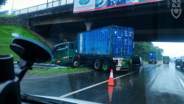 Truk Tergelincir di KM 17 Jakarta Arah Cikampek, Lalin Lancar