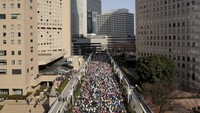 Lari ini mengambil jarak 40 km dari Balai Kota di Shinjuku sampai dengan Big Sight di Odaiba Tokyo. REUTERS/Kiyoshi Ota/Pool.