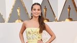 Alicia Vikander Cantik Bergaun Kuning di Red Carpet Oscar 2016