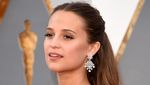 Alicia Vikander Cantik Bergaun Kuning di Red Carpet Oscar 2016
