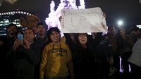 Di Mexico City, Meksiko seorang gadis membawa kertas bertuliskan Un Oscar Para Leo yang artinya sebuah Oscar untuk Leo. REUTERS/Edgard Garrido/detikFoto.