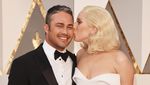 Dunia Serasa Milik Berdua! Lady Gaga Kecup Mesra Taylor Kinney di Oscar