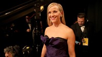 Reese Witherspoon tampak sumringah. Christopher Polk/Getty Images/detikFoto.