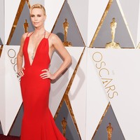 Sepertinya, Brad mencari kekasih baru yang karakternya tak jauh berbeda dari sang mantan. Angelina dan Charlize sama-sama berusia 43 tahun. Tak cuma itu, Charlize yang menyabet penghargaan aktris terbaik Oscar 2004, merupakan ibu dari dua anak hasil adopsi. (Foto: Kevork Djansezian/Getty Images)