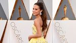 Alicia Vikander Cantik Bergaun Kuning di Red Carpet Oscar 2016