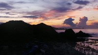 Kemudian, dari tengah malam sampai pagi hari, warga dan wisatawan bergabung di Pantai Seger. Tampak rona merah awan menyambut pagi (Rachmadin/detikTravel)