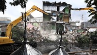 Satu per satu bangunan dirobohkan.