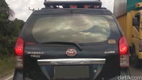 Si pengemudi kelihatannya menempelkan emblem mobil Kijang Innova di Avanza miliknya. Selain itu emblem TRD dan logo mobil Toyota standar pun diganti dengan buatan custom. Foto: Angga Wahyu Triwibowo