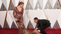 John tampak sibuk merapikan gaun yang dikenakan Chrissy. Kevork Djansezian/Getty Images/detikFoto.