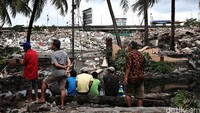 Beberapa warga menonton penertiban kawasan Kalijodo.
