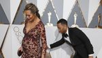 Couple Goals! Kemesraan John Legend dan Chrissy Teigen di Oscar
