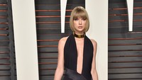 Penampilan seksi Taylor Swift di pesta Oscar Vanity Fair 2016. Pascal Le Segretain/Getty Images/detikFoto.
