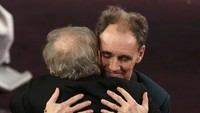 Mark Rylance yang memenangi Best Supporting Actors langsung memeluk Steven Spielberg. REUTERS/Mario Anzuoni/detikFoto.