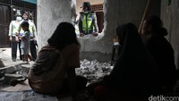 Polda Metro Jaya mengerahkan tim negosiasi supaya warga segera mengosongkan tempat timnggalnya.