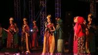 Sebelum ke pantai, malam sebelumnya ada panggung hiburan rakyat. Ada teater dan pemilihan Putri Mandalika, serta konser musik (Rachmadin/detikTravel)