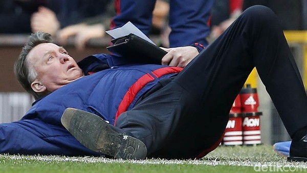 Aksi Diving Van Gaal di Laga MU vs Arsenal