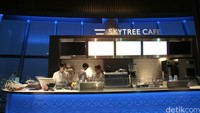 Tak hanya itu, kita bisa nongkrong di kafe, makanan enak di restoran dan belanja oleh-oleh khas di Tokyo Skytree Tower. Semuanya lengkap dalam satu lokasi, jadi tak perlu ragu untuk datang ke Tokyo Skytree (Rachman Haryanto/detikTravel)