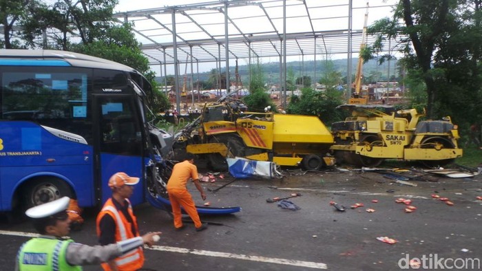 Pecah Ban, APTB Jurusan Bogor Tabrak Bulldozer di KM 33 Tol Jagorawi