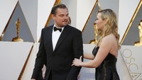 Kate Winslet yang dinominasikan untuk Best Supporting Actress tampak menggandeng Leonardo DiCaprio. REUTERS/Lucy Nicholson/detikFoto.