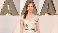 Menurut Isla Fisher memperlihatkan area intim bakal dipandang sebagai objek seksual, maka ia mempercayakan stuntman untuk menggantikannya di Wedding Crasher. Foto: Getty Images