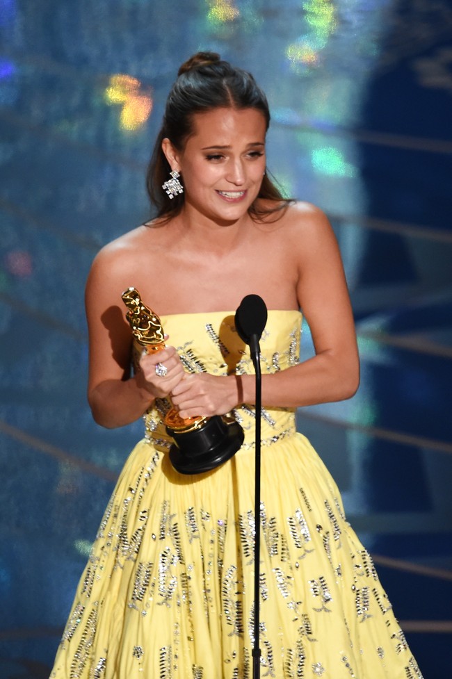 Alicia Vikander memenangkan Aktris Terbaik di Oscar 2016. Dia hanya memegang piala Oscar semalam saja dan sejak itu tidak pernah melihatnya lagi. Sebab dia memberikannya kepada seorang teman dan kini piala tersebut disimpan oleh putrinya. Foto: Kevin Winter/Getty Images