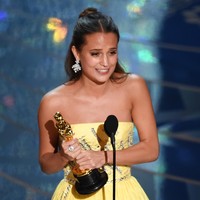 Alicia Vikander memenangkan Aktris Terbaik di Oscar 2016. Dia hanya memegang piala Oscar semalam saja dan sejak itu tidak pernah melihatnya lagi. Sebab dia memberikannya kepada seorang teman dan kini piala tersebut disimpan oleh putrinya. Foto: Kevin Winter/Getty Images
