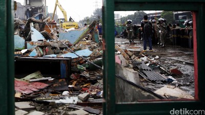 Alat Berat Porak-porandakan Kalijodo