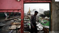 Alat berat merobohkan semua bangunan di kawasan Kalijodo.