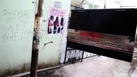Sebagian warga tampak mencurahkan isi hatinya di dinding tembok rumahnya.