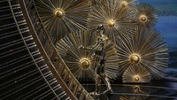 Piala yang diadaptasi dari piala Oscar 1929 tersebut disebut C-3PO amat mirip dengan dirinya.  REUTERS/Mario Anzuoni/detikFoto.