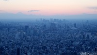 Padahal bila cuaca sangat cerah, Tokyo Skytree akan terlihat anggun dan mempesona. Berdiri dengan gagahnya diantara gedung-gedung pencakar langit di Kota Tokyo (Rachman Haryanto/detikTravel)