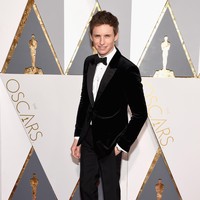 Aktor Eddie Redmayne dianugerahi gelar Most Excellent Order dari Kerajaan Inggris di tahun 2016 atas keahlian aktingnya. Eddie pernah memenangkan aktor terbaik di Oscar untuk perannya di film Theory of Everyhthing, dia juga dinominasikan untuk film The Danish Girl. Foto: Ethan Miller/Getty Images
