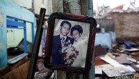 Foto penghuni yang tertinggal masih terpajang di dinding rumah.