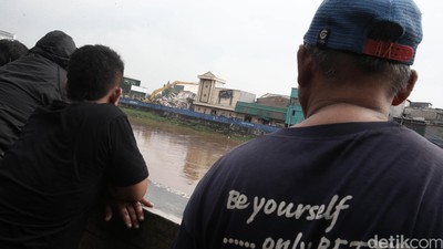 Warga Tonton Penertiban Kalijodo