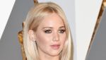 Jennifer Lawrence Cantik Bergaun Renda di Red Carpet Oscar 2016