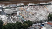 Perlahan demi perlahan bangunan di kawasan Kalijodo mulai rata dengan tanah.