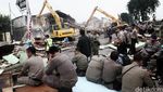 Alat Berat Ratakan Kalijodo