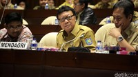 Komisi II DPR menggelar rapat dengan Menteri Dalam Negeri Tjahjo Kumolo di Komplek Parlemen, Senayan, Jakarta, Senin (29/2/2016). 