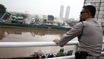 Warga Tonton Penertiban Kalijodo
