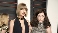 Tidak bersama Selena, Taylor berpose dengan Lorde. REUTERS/Danny Moloshok/detikFoto.